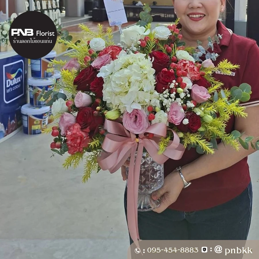 ภาพส่งจริง แจกันกุหลาบแดงสลับขาว (Luxury Contrast) - แสดงความยินดี ณ บริษัท เจริญแสงพานิชเพ้นท์ จำกัด