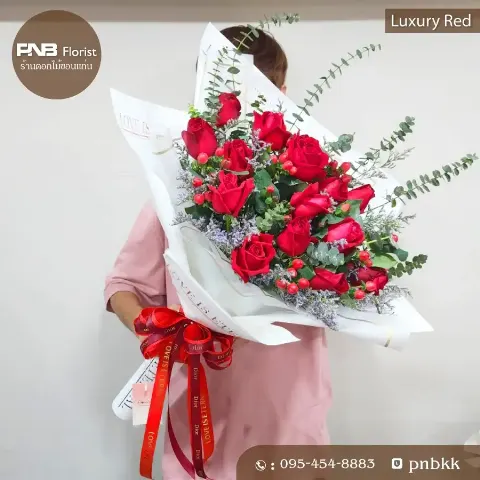ช่อกุหลาบแดงช่อใหญ่ แซมดอกไม้แห้ง ห่อขาวขอบทอง ริบบิ้น Love is Eternal ร้านดอกไม้ PNB Florist