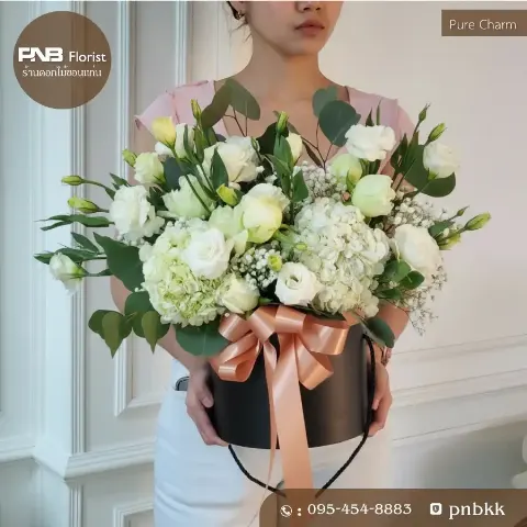 กล่องดอกไม้สีดำ ใส่ไลเซนทัสและไฮเดรนเยียสีขาว ผูกริบบิ้นสีพีช หรูหรา ขอนแก่น