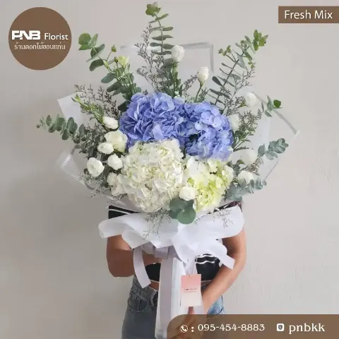 ช่อดอกไฮเดรนเยียสีฟ้าและขาว ผสมกุหลาบขาว ช่อใหญ่ สดชื่น สำหรับรับปริญญา ขอนแก่น