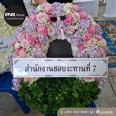 ภาพส่งจริง พวงหรีดมาลา ดอกไม้สด โทนสีชมพู-ม่วง จัดด้วยไฮเดรนเยียม่วง กุหลาบชมพู คาร์เนชั่นชมพู และยิปโซ ประดับโบว์ดำและพู่ชมพู ณ วัดศรีจันทร์ จ.ขอนแก่น ศาลาเตียฮั่วหยู