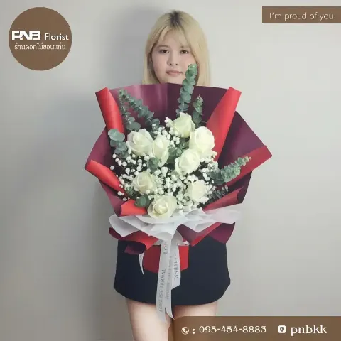 ช่อกุหลาบขาว 8 ดอก ดอกไม้สด ห่อกระดาษสีแดงเลือดหมู ริบบิ้นขาว ขอนแก่น