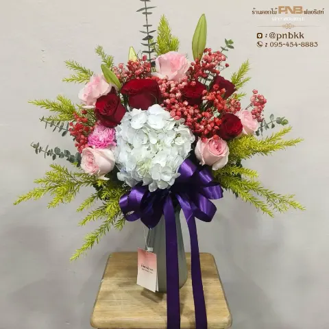 แจกันดอกไม้รวมสีแดงชมพู กุหลาบและไฮเดรนเยีย สดใส PNB Florist