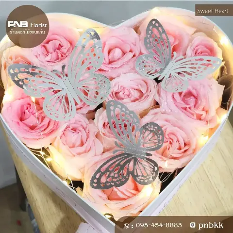 กล่องดอกไม้รูปหัวใจ กุหลาบสีชมพู มีไฟประดับ ของขวัญให้แฟน PNB Florist