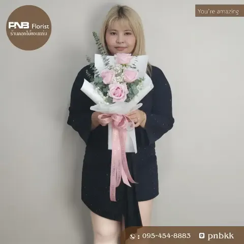 ช่อกุหลาบชมพู 4 ดอก ดอกไม้สด ห่อกระดาษขาว ริบบิ้นชมพู ร้านดอกไม้ขอนแก่น