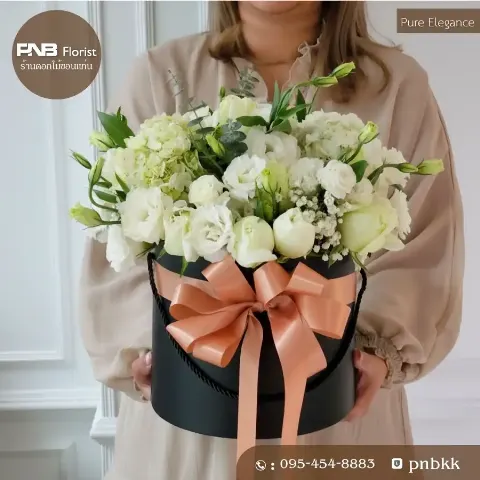 กล่องดอกไม้สีดำ ใส่กุหลาบขาว ผูกริบบิ้นสีพีช หรูหรา สุภาพ ขอนแก่น