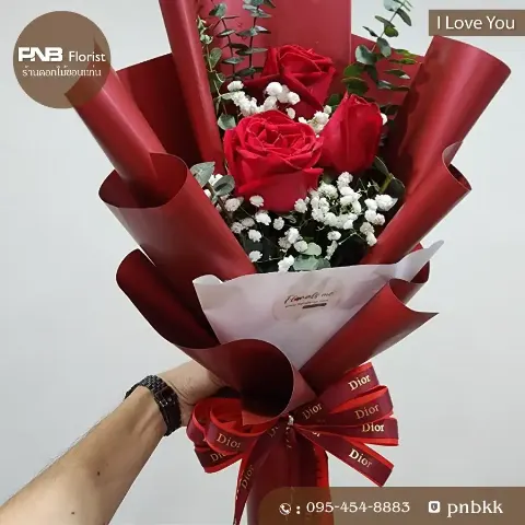 ช่อกุหลาบแดง 3 ดอก ห่อกระดาษสีแดงเข้ม มินิมอล สื่อความหมายว่าฉันรักเธอ
