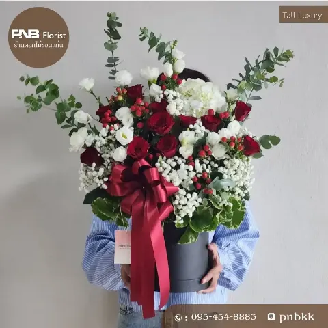 กล่องดอกไม้ทรงสูงสีดำ ใส่กุหลาบแดงสลับขาว หรูหรา พรีเมียม PNB Florist