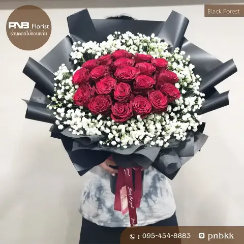 ช่อกุหลาบแดงสดช่อใหญ่ ล้อมยิปโซ ห่อกระดาษดำ ริบบิ้นแดง พีเอ็นบี ฟลอริสท์ ขอนแก่น