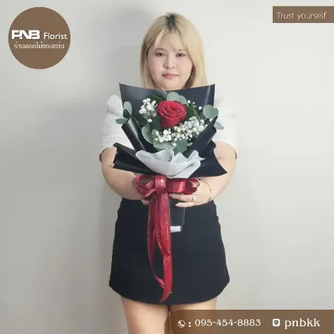 ช่อกุหลาบแดงเดี่ยว ดอกไม้สด ห่อกระดาษสีดำ ริบบิ้นแดง พีเอ็นบี ฟลอริสท์