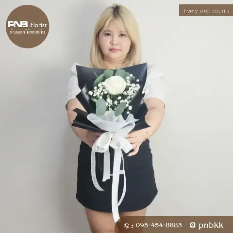 ช่อกุหลาบขาวเดี่ยว ดอกไม้สด ห่อกระดาษสีดำ ริบบิ้นขาว ร้านดอกไม้ขอนแก่น