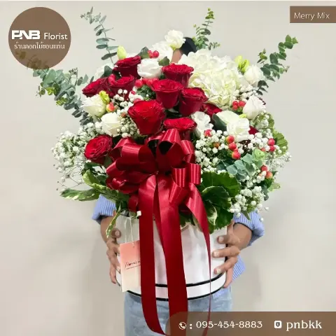 กล่องดอกไม้สีขาว ใส่กุหลาบแดงและขาว ผสมไฮเดรนเยีย ของขวัญวันเกิด ขอนแก่น