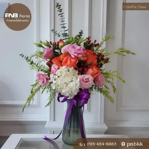 แจกันแก้วใสใส่ดอกไม้หลากสี กุหลาบและไลเซนทัส สดใส PNB Florist ขอนแก่น