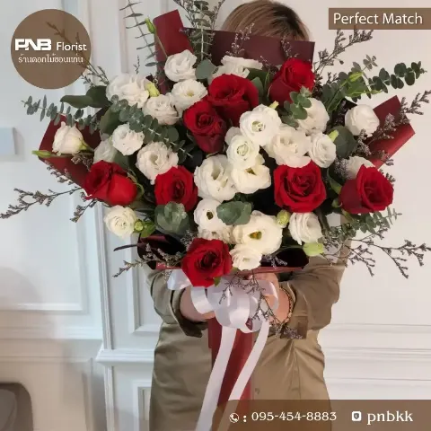 ช่อกุหลาบแดงผสมดอกไม้ขาว ช่อใหญ่พรีเมียม ห่อแดง ร้านดอกไม้ PNB Florist ขอนแก่น