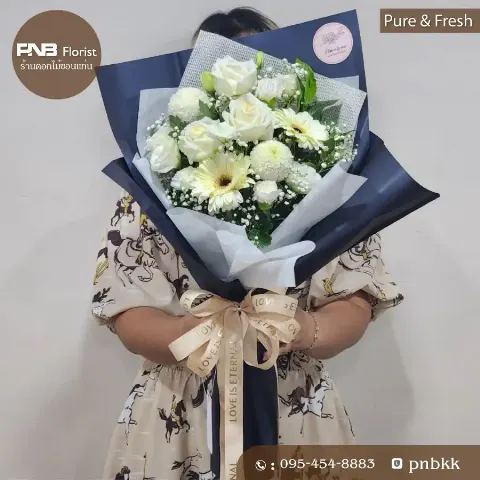 ช่อดอกกุหลาบขาวและเยอบีร่าขาว ห่อกระดาษสีกรมท่า ดูสุภาพและเป็นทางการ ส่งฟรีขอนแก่น