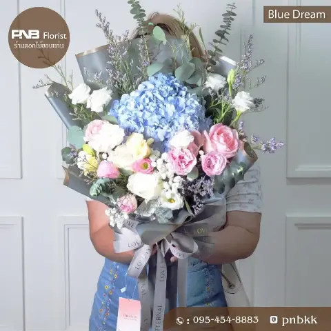 ช่อดอกไฮเดรนเยียสีฟ้า ผสมกุหลาบสีชมพูและขาว ห่อกระดาษสีเทาเงิน สวยหวานพาสเทล ร้านดอกไม้ขอนแก่น