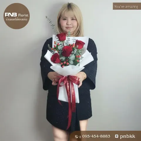ช่อกุหลาบแดง 4 ดอก ดอกไม้สด ห่อกระดาษขาว ริบบิ้นแดง ขอนแก่น