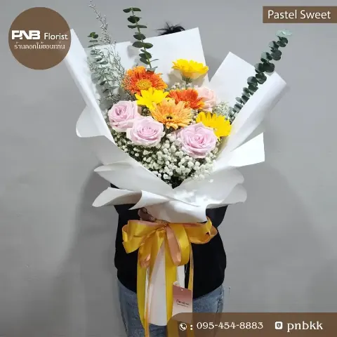 ช่อดอกไม้โทนพาสเทล กุหลาบชมพูและเยอบีร่าส้ม ห่อขาว ร้านดอกไม้ขอนแก่น PNB Florist