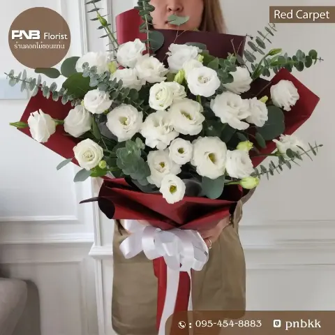 ช่อดอกไลเซนทัสสีขาว ห่อกระดาษสีแดงเข้ม ตัดกันสวยงาม สำหรับรับปริญญา ขอนแก่น
