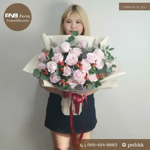 ช่อกุหลาบสดชมพูพาสเทลช่อใหญ่ แซมเบอร์รี่ ห่อกระดาษครีม ร้านดอกไม้ขอนแก่น